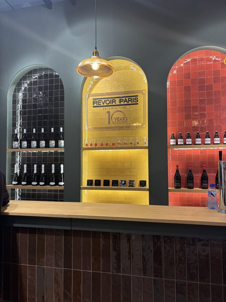 Le stand Revoir Paris fêtant ses 10 ans, le bar fait avec des zelliges de carrelage marron et 3 arches faites avec des zelliges de 3 couleurs différentes.