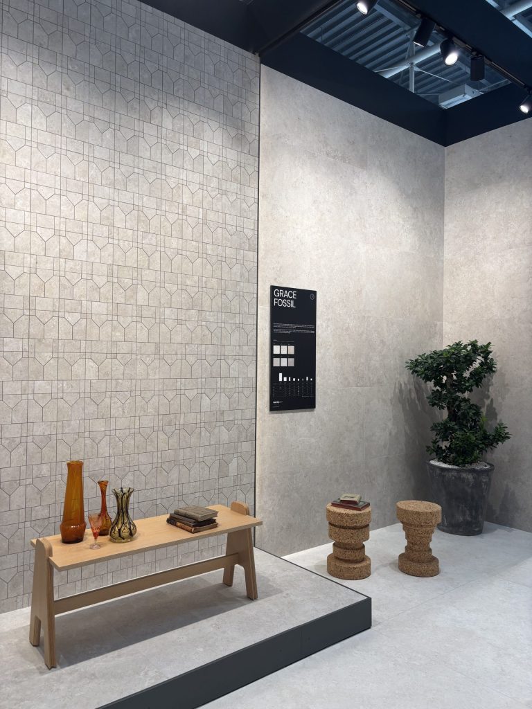 Le stand Keope expose leur carrelage sur les murs et sols, avec des accessoires pour mettre en situation le carrelage.