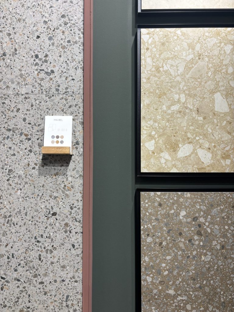 Photo prise de près des nouveautés MA-BEL de chez Revoir Paris. Un carrelage effet terrazzo.